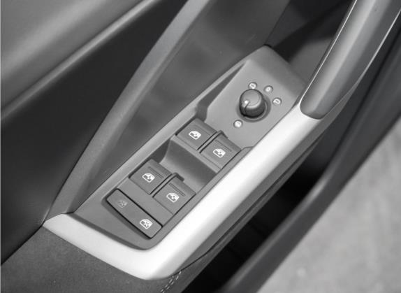 奥迪Q3 2022款 35 TFSI 进取动感型 车厢座椅   门窗控制