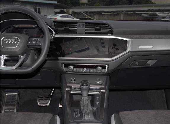 奥迪Q3 2022款 40 TFSI 时尚动感型 中控类   中控台