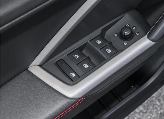 奥迪Q3 2023款 40 TFSI RS套件燃速型 车厢座椅   门窗控制