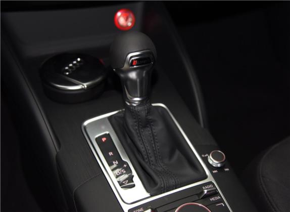 奥迪A3 2016款 Sportback 35 TFSI 进取型 中控类   挡把