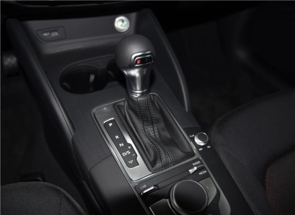 奥迪A3 2017款 Sportback 35 TFSI 进取型 中控类   挡把