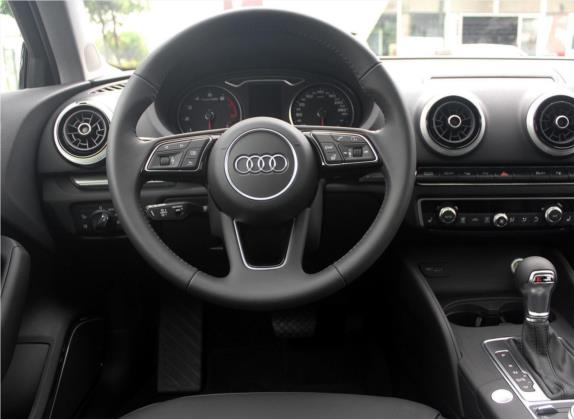 奥迪A3 2017款 Sportback 40 TFSI 风尚型 中控类   驾驶位