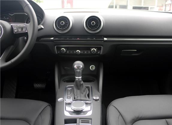 奥迪A3 2017款 Sportback 40 TFSI 风尚型 中控类   中控台