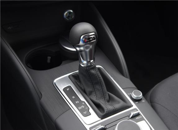 奥迪A3 2019款 Sportback 35 TFSI 进取型 国V 中控类   挡把