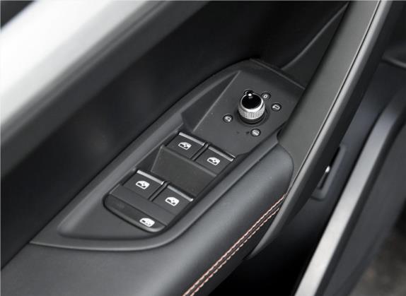 奥迪Q5L 2018款 40 TFSI 荣享时尚型 国V 车厢座椅   门窗控制