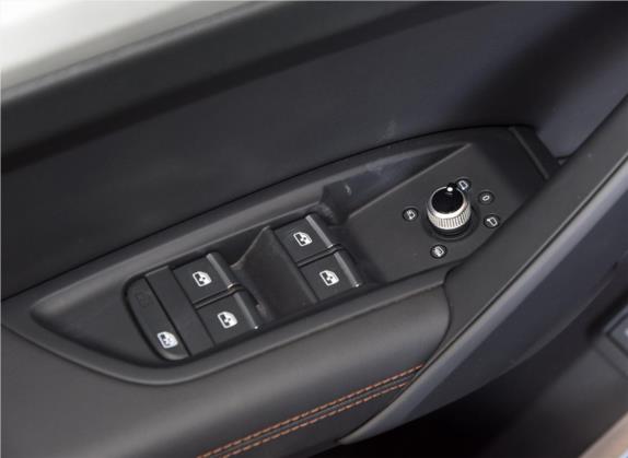 奥迪Q5L 2020款 40 TFSI 荣享时尚型 车厢座椅   门窗控制