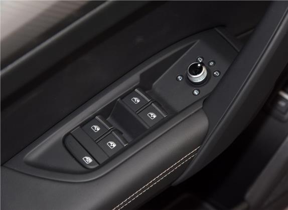奥迪Q5L 2020款 45 TFSI 尊享时尚型 车厢座椅   门窗控制