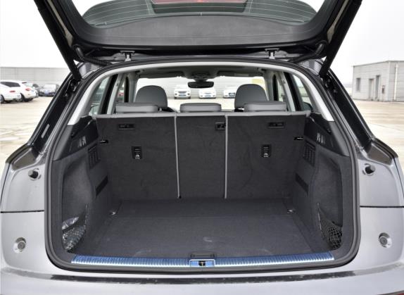 奥迪Q5L 2021款 40 TFSI 豪华动感型 车厢座椅   后备厢