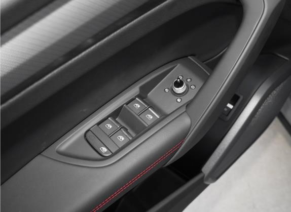 奥迪Q5L 2022款 40T RS套件燃速型 车厢座椅   门窗控制