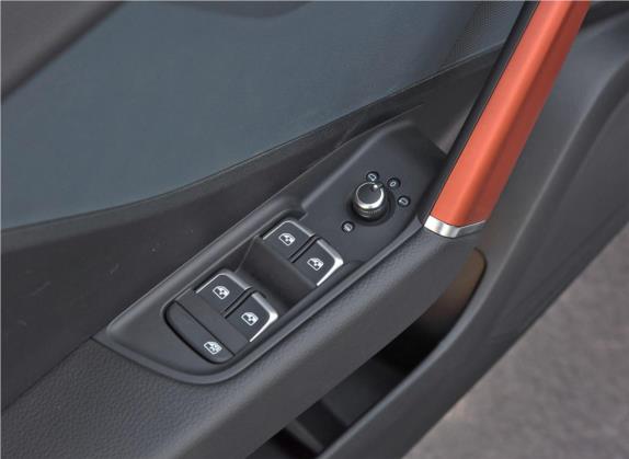 奥迪Q2L 2018款 35 TFSI 时尚致雅型 国V 车厢座椅   门窗控制