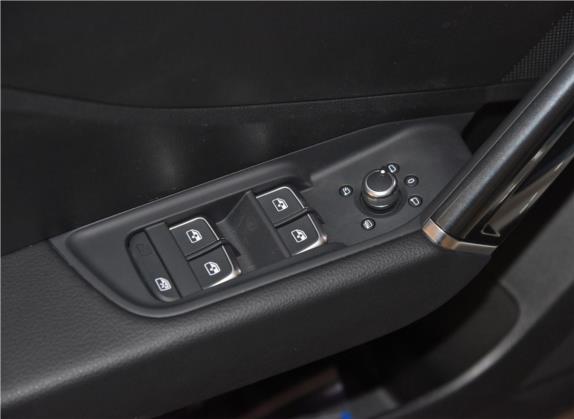 奥迪Q2L 2021款 35 TFSI 时尚致雅型 车厢座椅   门窗控制