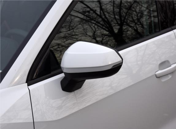 奥迪Q2L 2022款 35 TFSI 豪华致雅型 外观细节类   外后视镜