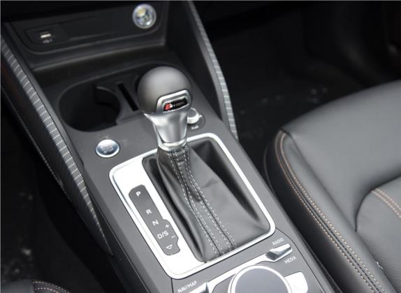 奥迪Q2L 2022款 35 TFSI 豪华致雅型 中控类   挡把