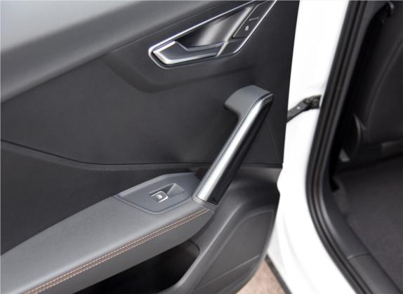 奥迪Q2L 2022款 35 TFSI 豪华致雅型 车厢座椅   门窗控制