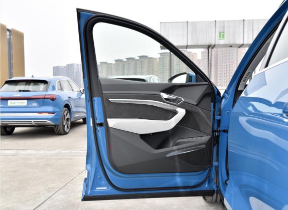 奥迪e-tron 2021款 50 quattro 尊享型 车厢座椅   前门板