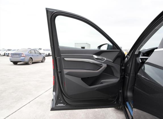 奥迪e-tron 2021款 50 quattro 豪华型 车厢座椅   前门板