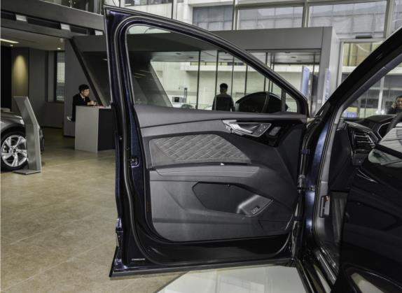 奥迪Q4 e-tron 2022款 50 e-tron quattro 创享版 车厢座椅   前门板