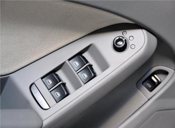 奥迪A4L 2012款 2.0 TFSI 自动标准型 车厢座椅   门窗控制