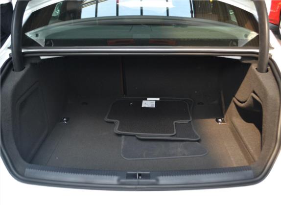 奥迪A4L 2016款 35 TFSI 典藏版 自动标准型 车厢座椅   后备厢