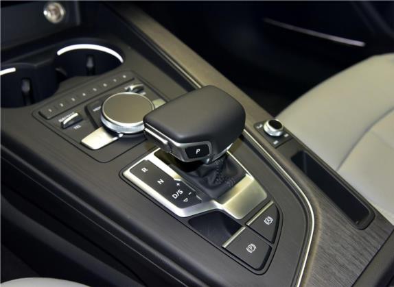 奥迪A4L 2017款 40 TFSI 运动型 中控类   挡把