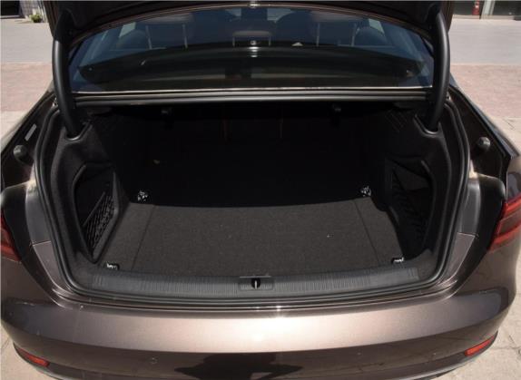 奥迪A4L 2017款 Plus 45 TFSI quattro 风尚型 车厢座椅   后备厢
