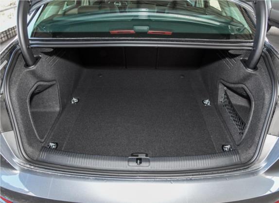 奥迪A4L 2018款 30周年年型 30 TFSI 进取型 车厢座椅   后备厢