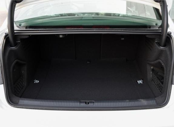 奥迪A4L 2019款 40 TFSI 运动型 国V 车厢座椅   后备厢