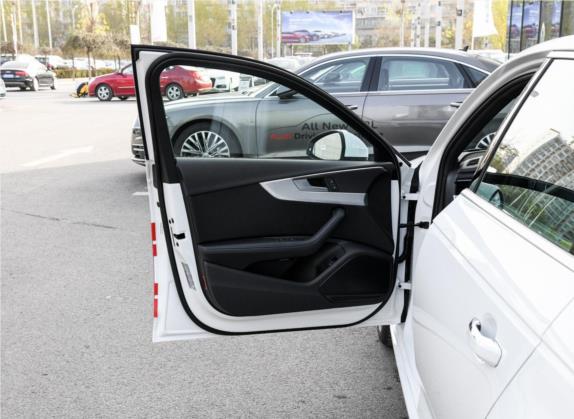 奥迪A4L 2019款 40 TFSI 运动型 国V 车厢座椅   前门板