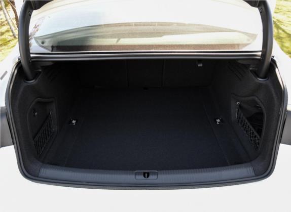 奥迪A4L 2019款 45 TFSI quattro 运动型 国V 车厢座椅   后备厢