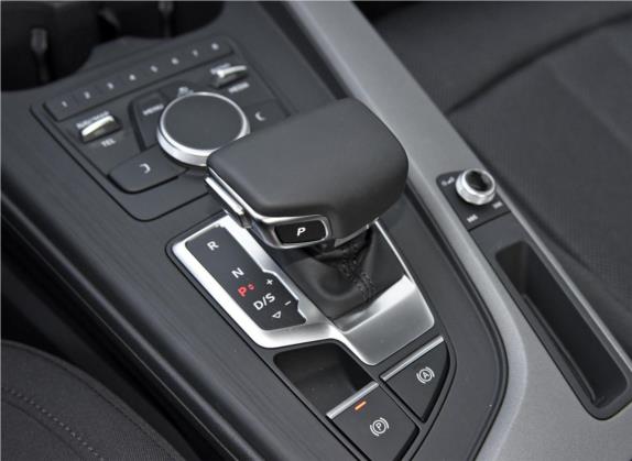 奥迪A4L 2019款 40 TFSI 进取型 国VI 中控类   挡把