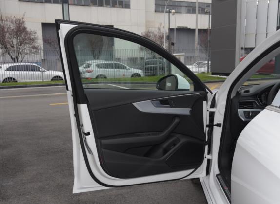 奥迪A4L 2022款 40 TFSI 豪华动感型 车厢座椅   前门板