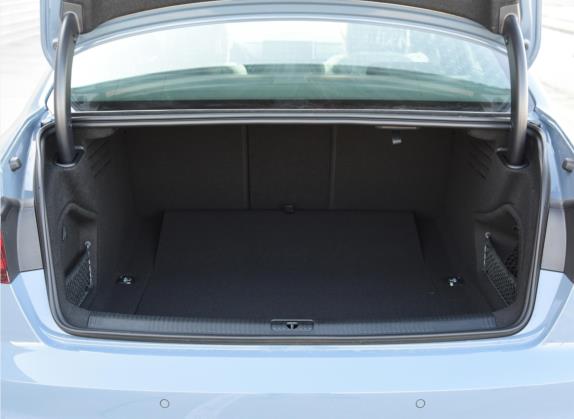 奥迪A4L 2022款 40 TFSI quattro RS套件燃速型 车厢座椅   后备厢