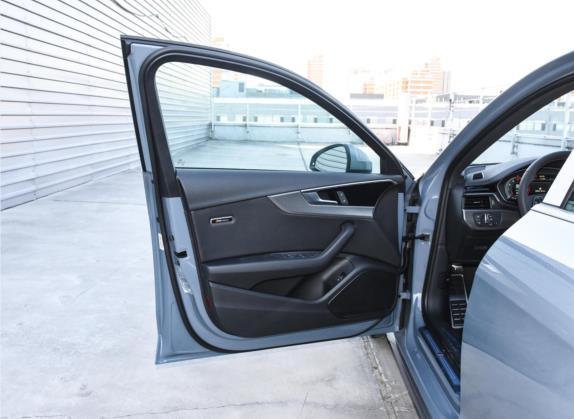 奥迪A4L 2022款 40 TFSI quattro RS套件燃速型 车厢座椅   前门板