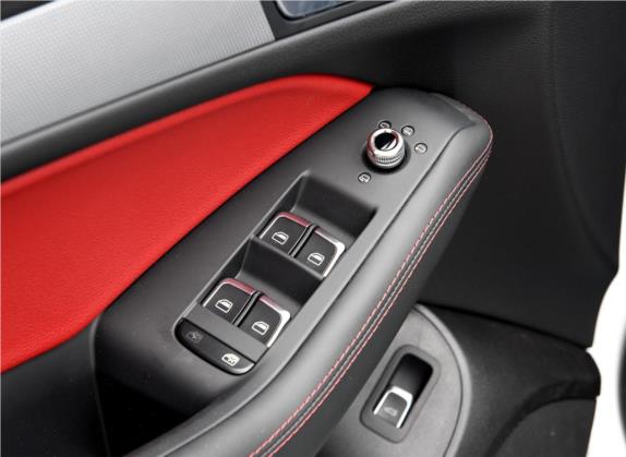 奥迪Q5 2018款 典藏版 40 TFSI 技术型 车厢座椅   门窗控制