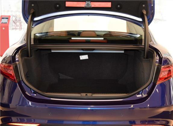 Giulia 2017款 2.0T 200HP 精英版 车厢座椅   后备厢