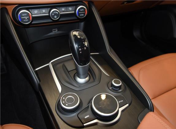 Giulia 2017款 2.0T 200HP 精英版 中控类   挡把