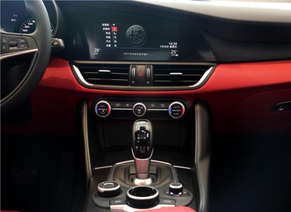 Giulia 2017款 2.0T 200HP 豪华版 中控类   中控台