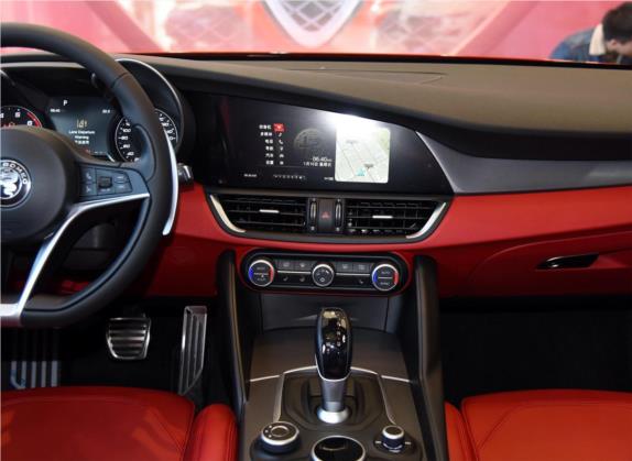 Giulia 2017款 2.0T 280HP 豪华运动版 中控类   中控台