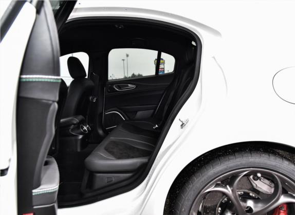 Giulia 2017款 2.9T 510HP 四叶草版 车厢座椅   后排空间