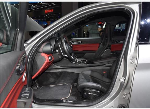Giulia 2019款 2.9T 510HP NRING纽博格林限量版 车厢座椅   前排空间