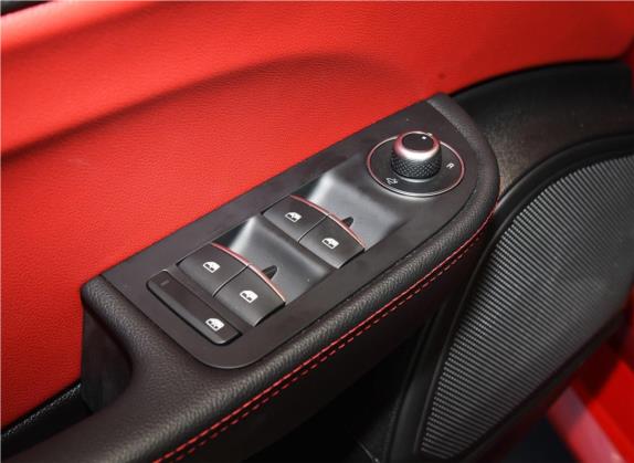 Giulia 2019款 2.0T 280HP 豪华版 车厢座椅   门窗控制