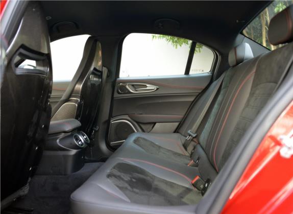 Giulia 2019款 2.9T 510HP 四叶草版 车厢座椅   后排空间
