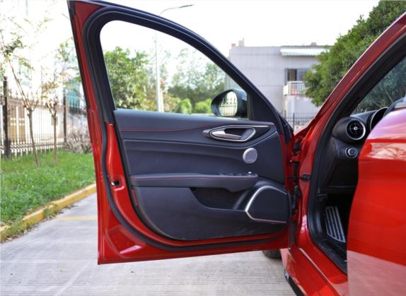 Giulia 2019款 2.9T 510HP 四叶草版 车厢座椅   前门板