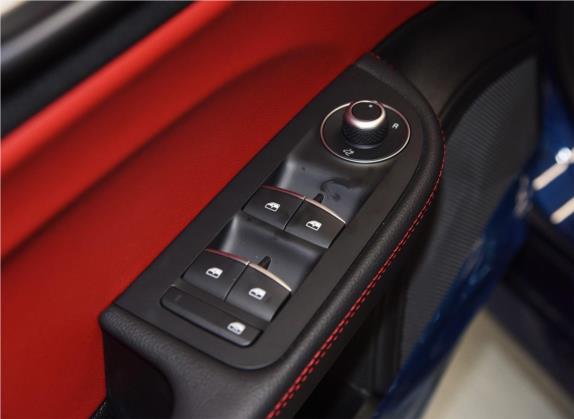 Giulia 2019款 2.0T 280HP Black Package黑标限量版 车厢座椅   门窗控制