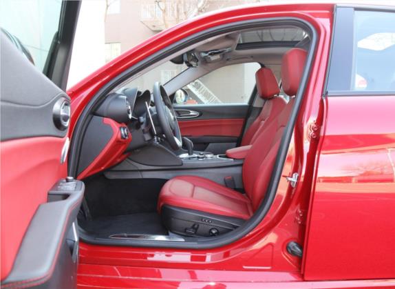 Giulia 2020款 2.0T 280HP 赛道限量版 车厢座椅   前排空间