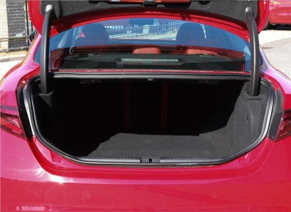 Giulia 2020款 2.0T 280HP 赛道限量版 车厢座椅   后备厢