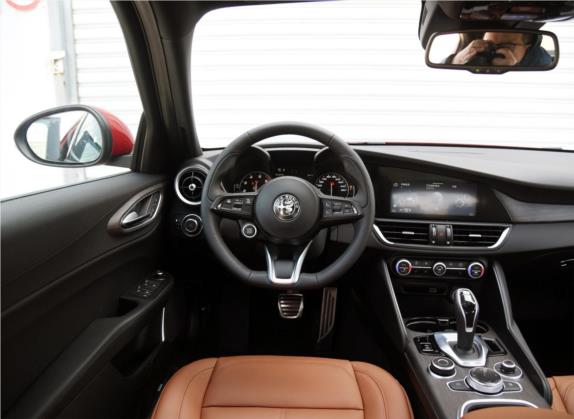 Giulia 2022款 2.0T 280HP Ti 驾控版 中控类   驾驶位