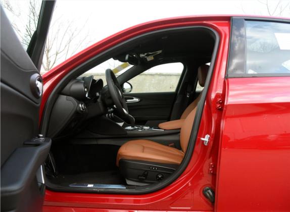 Giulia 2022款 2.0T 280HP Ti 驾控版 车厢座椅   前排空间