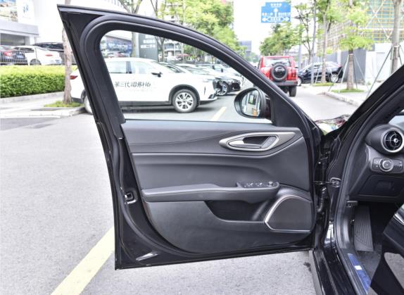 Giulia 2022款 2.0T 280HP Veloce 赛道版 车厢座椅   前门板
