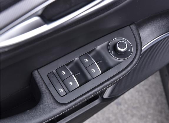 Giulia 2022款 2.0T 280HP Veloce 赛道版 车厢座椅   门窗控制